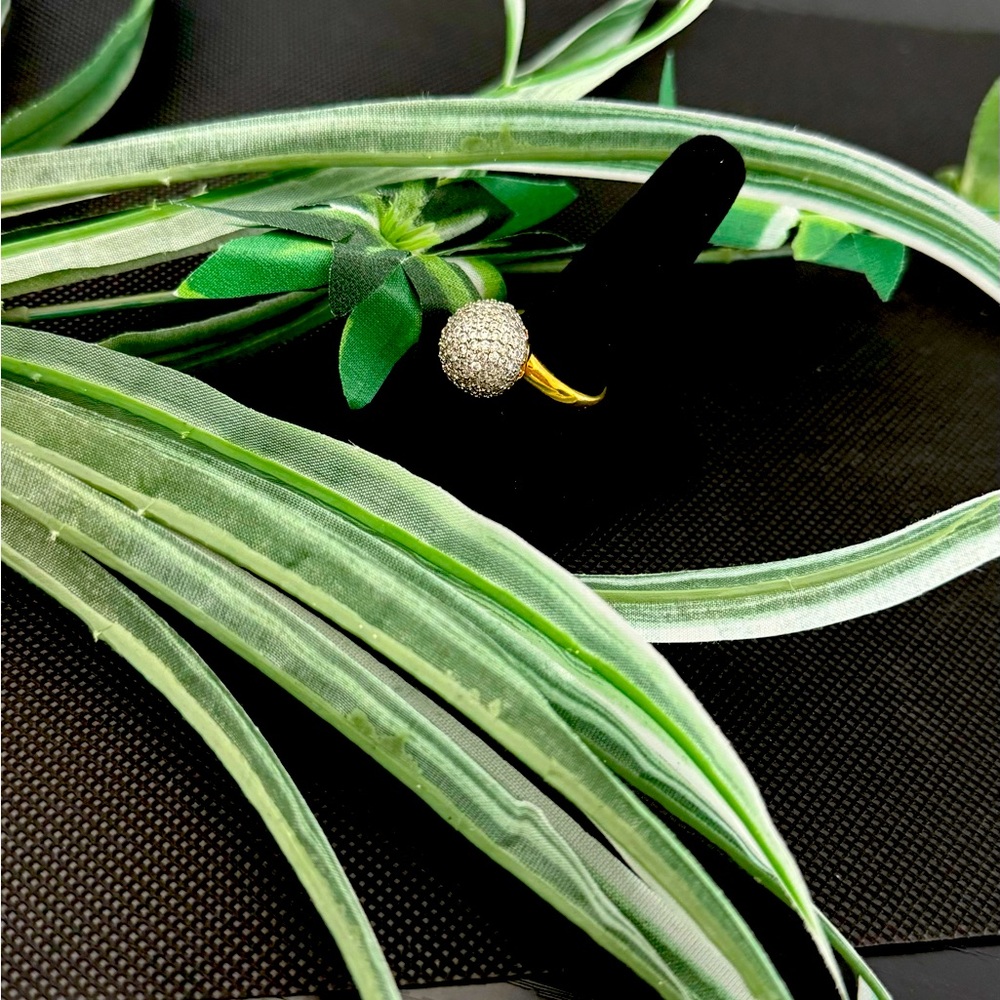 Women's gold inlaid zircon ring
